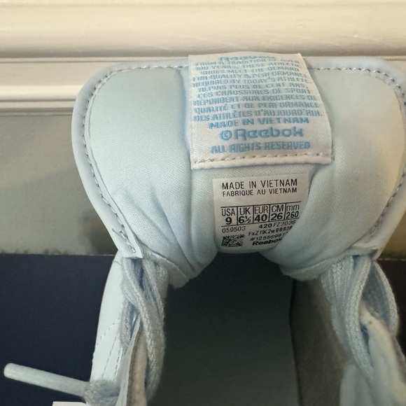 Size 9 NWT REEBOK SNEAKER Ice Blue and Bubblegum Sole - Picture 9 of 11